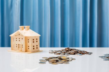 Aileniz için ev satın almak için para büyüme kavramı kaydetme.