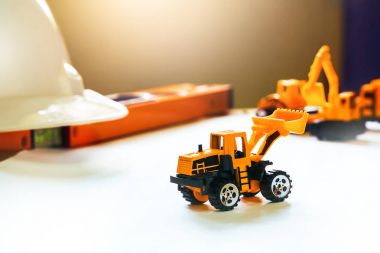 Oyuncak araba kamyon ile mühendislik Resepsiyon masasında çalışan mühendis