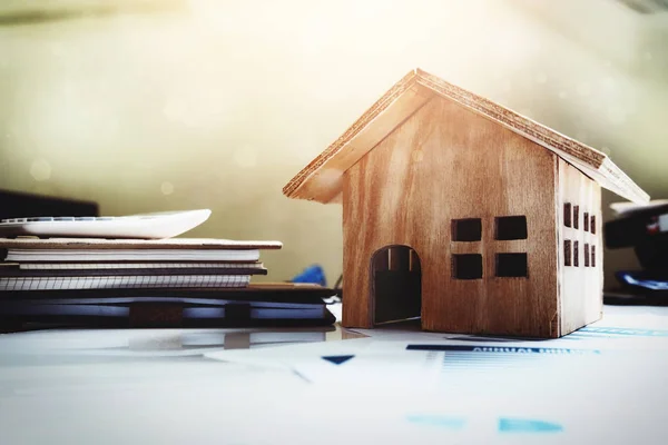 Casa e propriedade para venda conceito, brinquedo de casa de madeira no escritório de — Fotografia de Stock