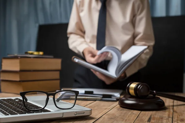 Wirtschaftsanwalt arbeitet hart am Schreibtischarbeitsplatz mit Buch — Stockfoto