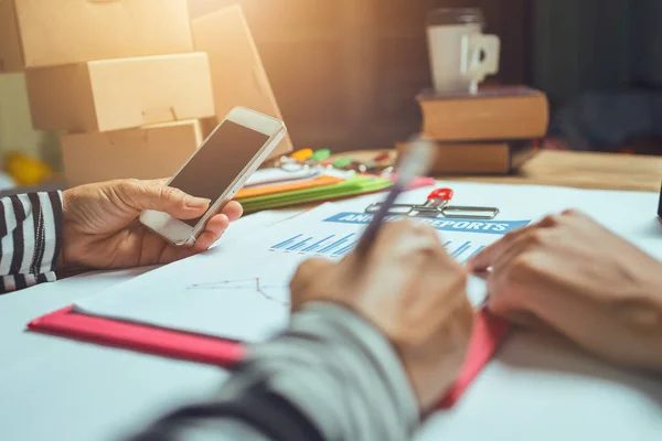 Femme d'affaires avec collègue travaillant dur au bureau à domicile — Photo