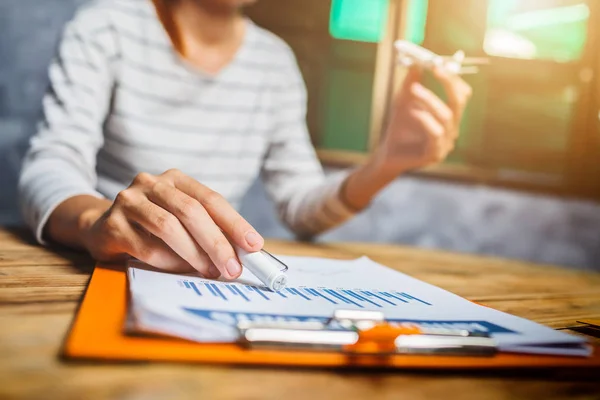 Kadın muhasebeci ofis mali bütçe vergi hesaplama