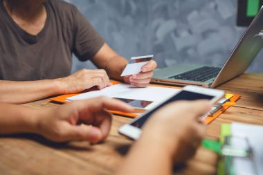 Mafya tarafından online alışveriş için bir kredi kartı tutan kadın iş