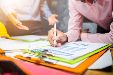 Yapı mühendisi takım çalışması çalışkan memur içinde tartışıyor