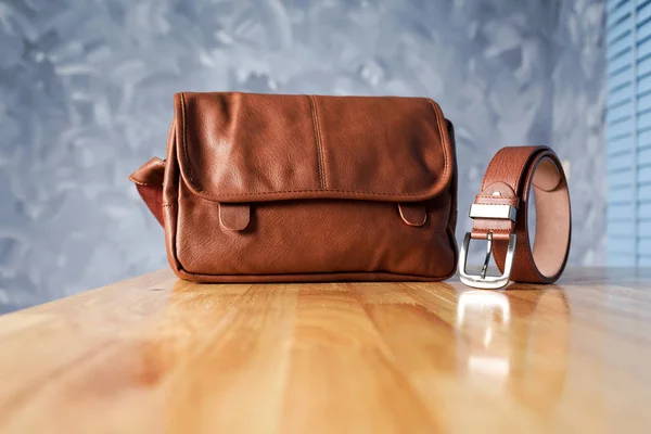 Vintage erkek aksesuarları, kahverengi çanta ve kemer için seyahat koymak