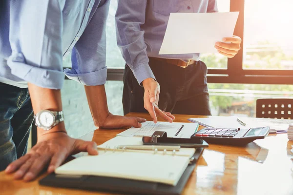 Lagarbete business officer arbetar hårt investera finansiella rappor — Stockfoto