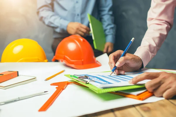 Trabalho de equipe de engenheiro estrutural discutindo o trabalho duro no offic — Fotografia de Stock