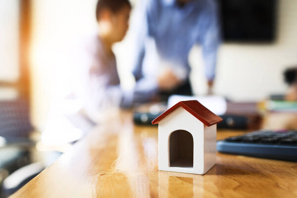 Рабочий стол делового человека с финансовой документацией
