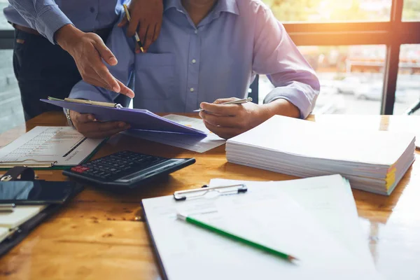 Kaufmann Buchhalter arbeitet hart mit Buchhaltung finanzielle r — Stockfoto