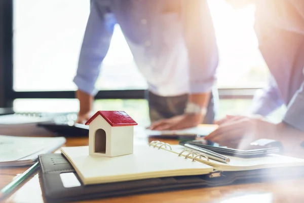 Zakelijke man accountant hard werken met boekhoudkundige financiële r — Stockfoto