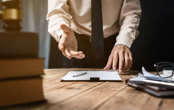 Abogado de negocios trabajando duro en el escritorio de oficina con libro — Foto de Stock