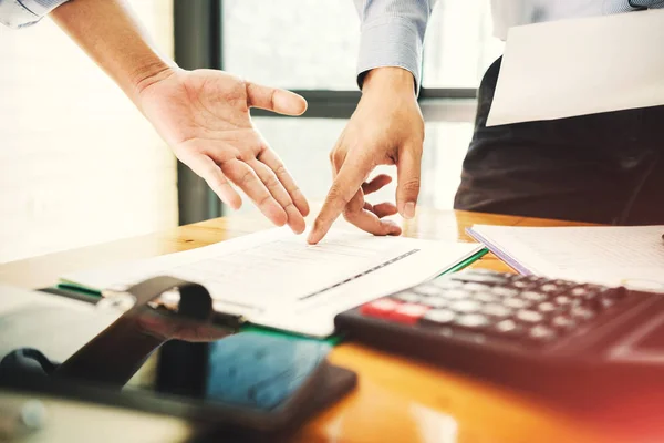 Takım çalışması iş memur sabit yatırım finansal dosya çalışma