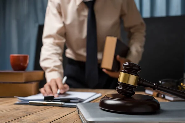 Abogado de negocios trabajando duro en el escritorio de oficina con libro — Foto de Stock