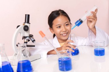 Asyalı kız laboratuvar ile deneme için bir bilim adamı olarak oynama