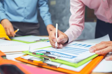 Yapı mühendisi takım çalışması çalışkan memur içinde tartışıyor