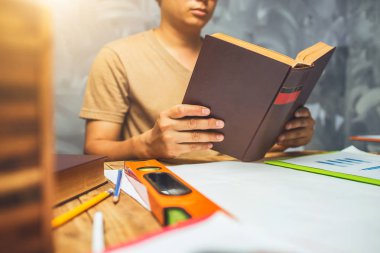 Okuma bir kitap, resim vintage sesi tarzı bir adam.