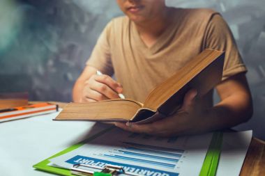 Okuma bir kitap, resim vintage sesi tarzı bir adam.