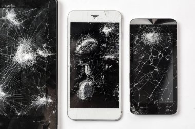 Kırık ekran smartphone telefon siyah gözlük üstten görünüm fotoğraf.