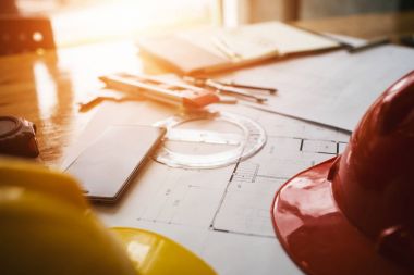 Danışmanlık mühendislik ekibi ortak girişimler için ticari binalar inşa etmek için kullanılan blueprint kontrol etmek için meslektaşları arasında.