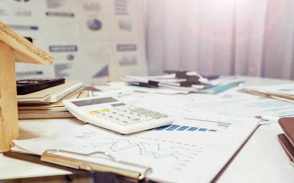 Conceito imobiliário de papelada de escritório na mesa de trabalho . — Fotografia de Stock