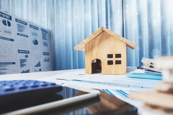 Casa e propriedade para venda conceito, brinquedo de casa de madeira na mesa de escritório . — Fotografia de Stock