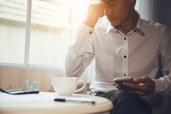 Los hombres menopáusicos sufren de dolores de cabeza y migrañas — Foto de Stock