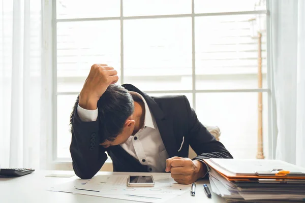 Asiático hombre de negocios profesional abogado es cansado y migraña dolores de cabeza — Foto de Stock