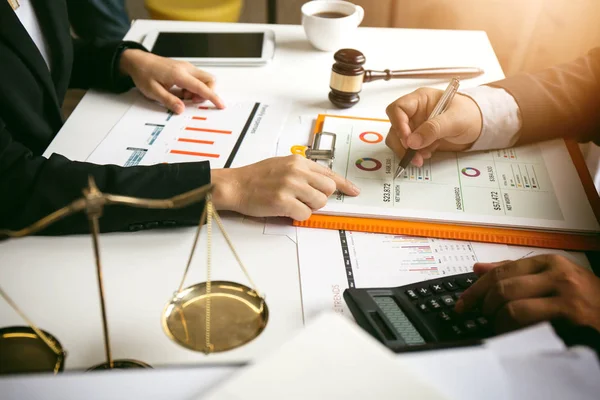 The hard work of an asian lawyer in a lawyer's office. — Stock Photo, Image