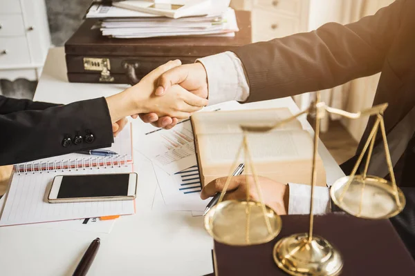 Het harde werk van een Aziatische advocaat in het kabinet van een advocaat. — Stockfoto