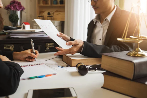 The hard work of an asian lawyer in a lawyer's office. — Stock Photo, Image