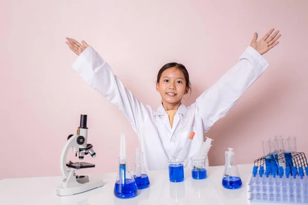Азіатські дівчата гра як вченого експериментувати з лабораторії — стокове фото