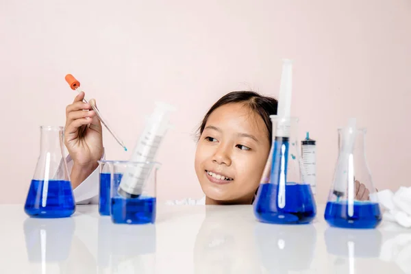 Asiatique fille jouer comme un scientifique pour expérimenter avec laboratoire — Photo