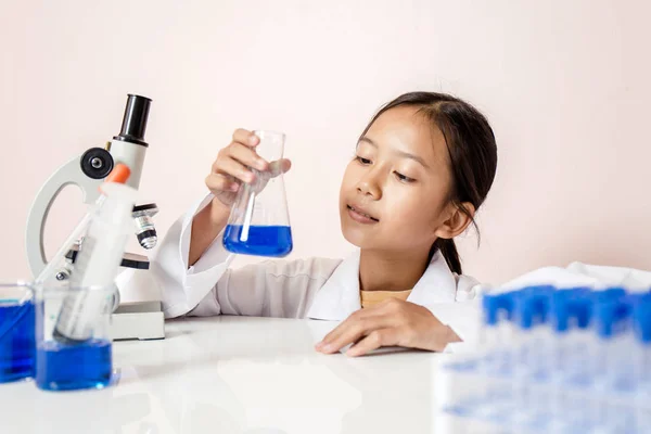 Asiatique fille jouer comme un scientifique pour expérimenter avec laboratoire — Photo