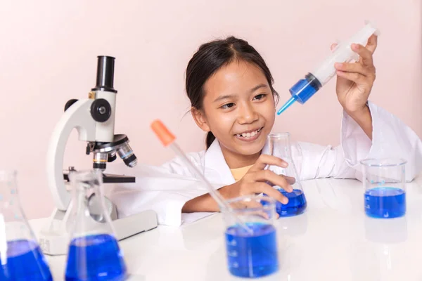 Asiatique fille jouer comme un scientifique pour expérimenter avec laboratoire — Photo