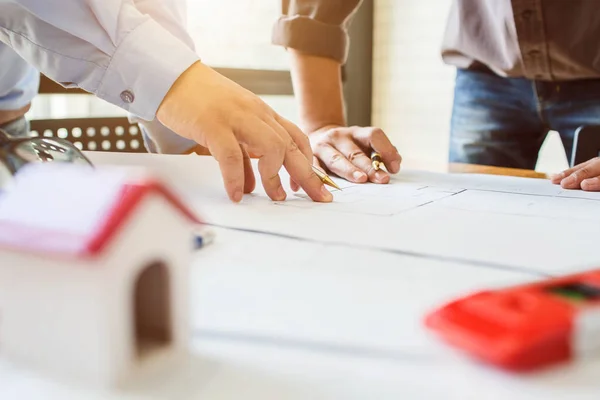 Réunion d'équipe en génie de l'architecture sur le lieu de travail pour planifier d — Photo