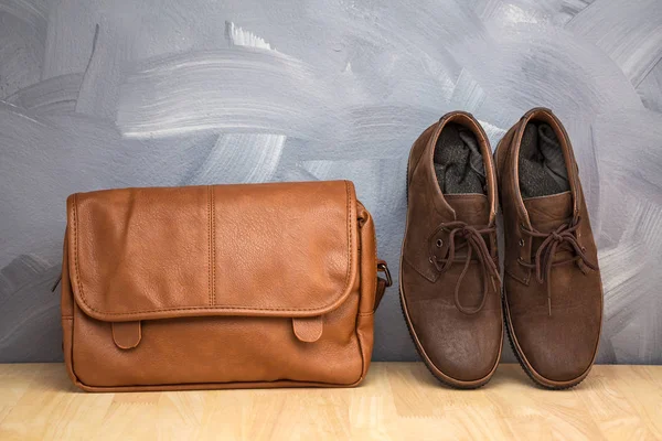 Азіатський vintage стиль чоловіки одяг і джинси і сумка покласти на дерев'яні таблиці та лофт бетонну стіну текстуру фону. — стокове фото
