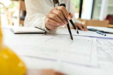 Mimar mühendisliği asya iş kadını işyerinde çalışma planı projesi.