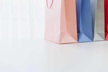 Beyaz oda stüdyo panjur arka plan kadın alışveriş için renkli alışveriş çantaları.