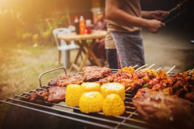 Hafta sonları aile tatili tatil barbekü partisi, ebeveynler, çocuklar ve büyükanne ve büyükbaba arasında Mutluluk.