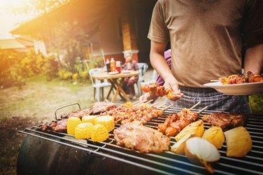 Hafta sonları aile tatili tatil barbekü partisi, ebeveynler, çocuklar ve büyükanne ve büyükbaba arasında Mutluluk.