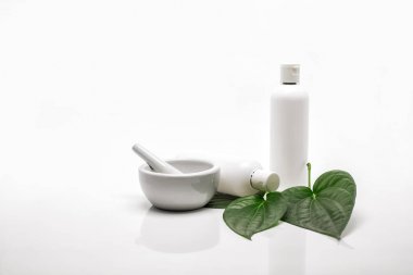 Kozmetik şişeler, betel yaprakları, doğa kozmetik paketi konsepti için ezilmiş.