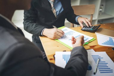 Hesaplama için hesap makinesini kullanarak iş adamı.