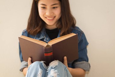 Asyalı kadın kitap vintage tarzı okuma.