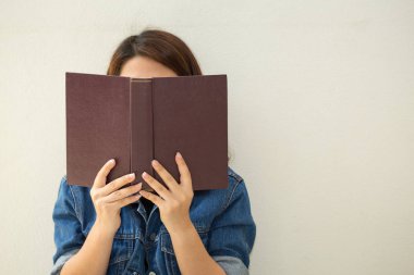 Asyalı kadın kitap vintage tarzı okuma.