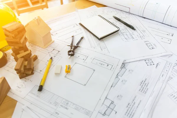 Büyük ticari binalar ve golf sahası evleri inşa etmek için sıkı proje planı çalışan inşaat mühendisi ekibi.