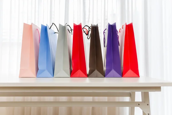 モダンなXmas高級紙袋は 白い部屋の背景とカラフルなショッピング — ストック写真
