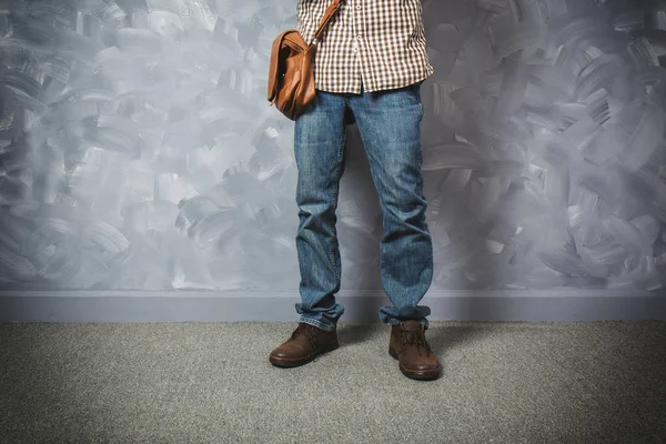 Vintage oda loft beton boya duvar arka planda hipster giyim tarzı ile Gezgin genç adam asya milliyet.