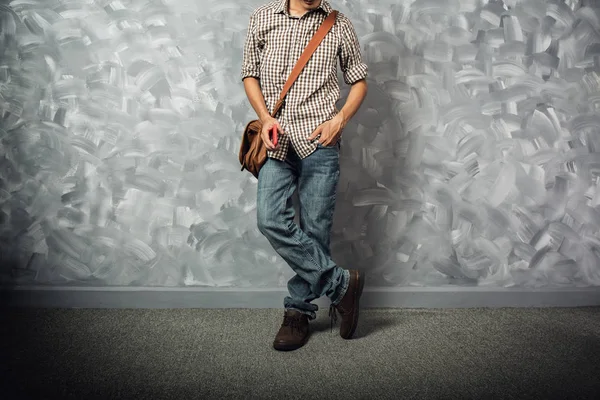 Vintage oda loft beton boya duvar arka planda hipster giyim tarzı ile Gezgin genç adam asya milliyet.