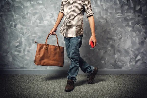 Vintage oda loft beton boya duvar arka planda hipster giyim tarzı ile Gezgin genç adam asya milliyet.