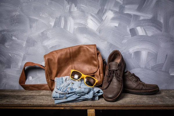 Темный винтаж мужчин кожаный стиль путешественника моды — стоковое фото